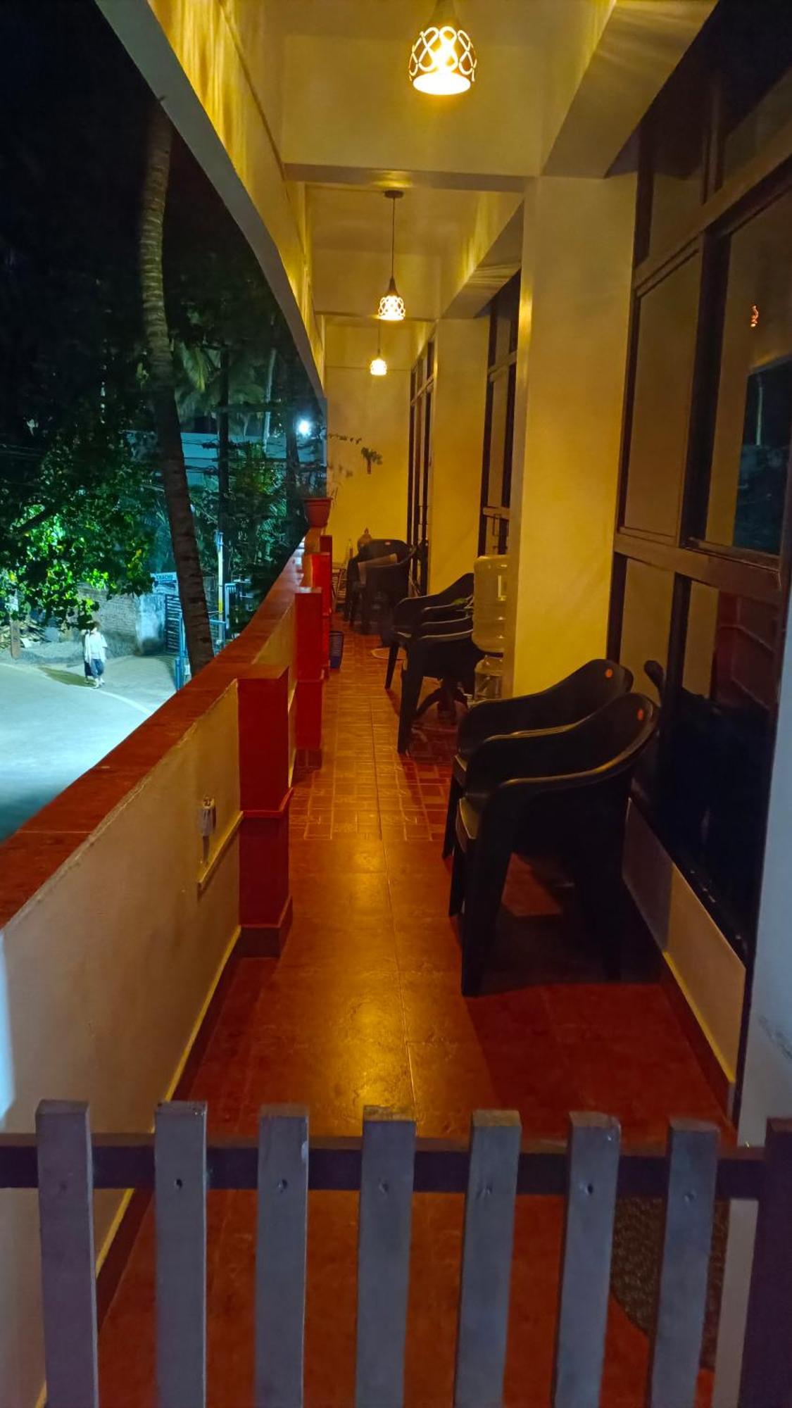 Abhi'S Cafe Avaduthura Kovalam Exterior photo